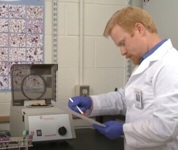 Клиника лечения наркозависимости в Морозовске Врач в кабинете клиники